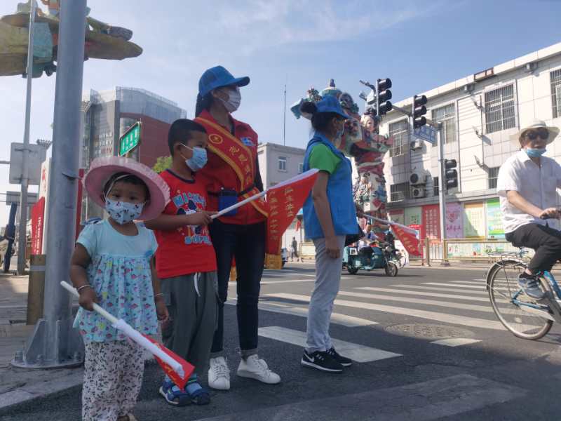 <strong>骚逼女人骚逼被黑人粗鸡巴操</strong>